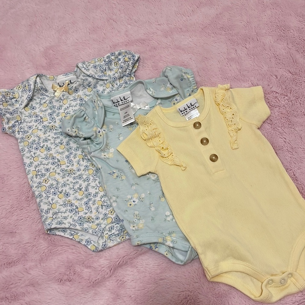 Three-piece Nicole miller, New York baby onesies size 6 to 9 months yellow lemon